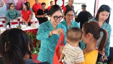 Ny Rai Wahyuni serahkan bantuan