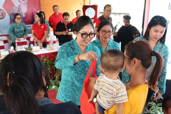 Ny Rai Wahyuni serahkan bantuan