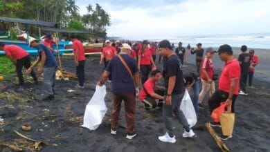 Aksi bersih-bersih sampah di Pantai Pasut, desa Tibubiu, Kerambitan