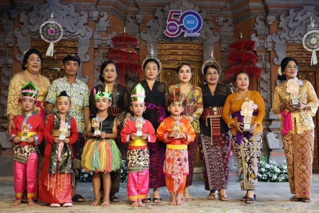 Bunda PAUD Ny. Antari Jaya Negara Hadiri HUT TK Dharma Putra