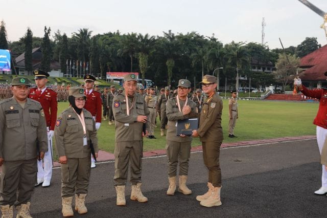 Bupati Badung dan Wakil Terima Pin Alumni Kehormatan IPDN