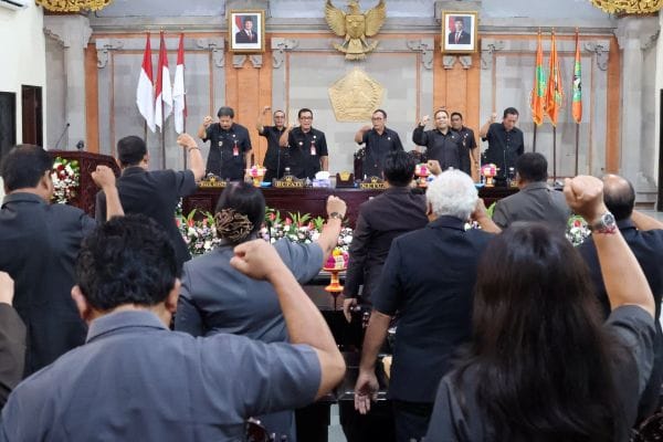 Bupati Sanjaya menyampaikan pidato pengnatar empat ranperda dalam rapat paripurna DPRD Tabanan