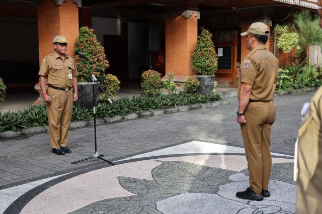 Sekda Alit Wiradana Pimpin Apel Disiplin Pegawai, Ingatkan ASN Hindari Tindakan Melanggar Hukum
