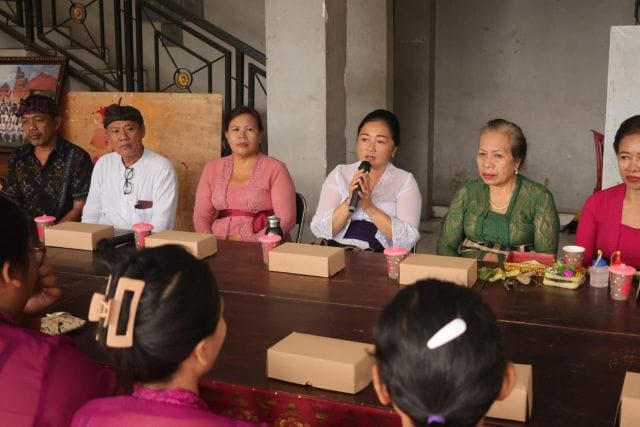 Tanamkan Nilai Filosofis Banten, Ketua WHDI Ny. Antari Jaya Negara Sambangi Banjar Laplap Tengah 