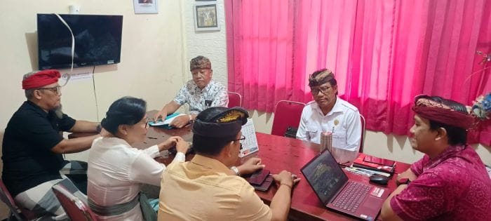 Tim KI Bali saat visitasi pelaksanaan keterbukaan informasi publik di Desa Kukuh, Kerambitan