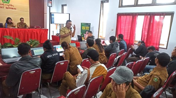 Tim monitoring data desa presisi menggelar Bimbingan Teknis (Bimtek) pendataan dan pemutakhiran data kependudukan di Kecamatan Baturiti