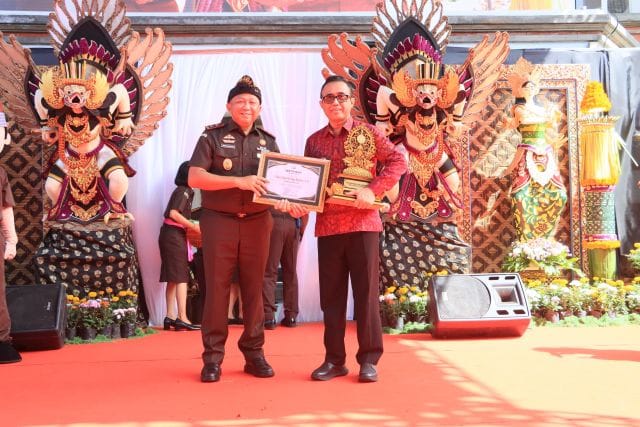 Walikota Jaya Negara Terima Penghargaan dari Kejati Bali, Jadi Pelopor Umah Restorative Justice di Tingkat Desa dan Desa Adat