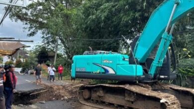 Alat berat dikerahkan untuk pembongkaran jalan jebol di Desa Tista Kerambitan mulia proses perbaikan