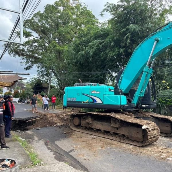 Alat berat dikerahkan untuk pembongkaran jalan jebol di Desa Tista Kerambitan mulia proses perbaikan