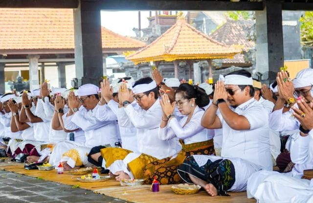 Bupati Adi Arnawa Mulang Pakelem di Segara Batu Bolong