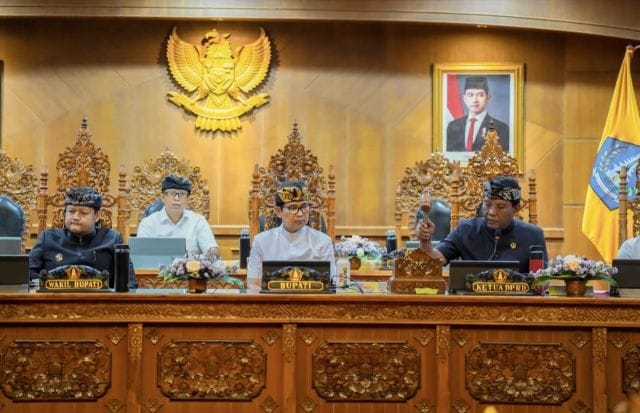 Bupati Adi Arnawa Sampaikan Penjelasan Raperda Pertanggungjawaban APBD 2024