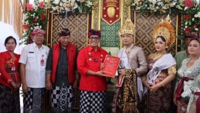 Bupati Sanjaya menyerahkan berkas data kependudukan kepada kedua mempelai bagian dari program Semararatih