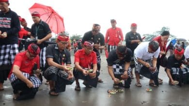Bupati dan Wakil Bupati Tabanan bersama jajaran pemkab melepas tukik di Pantai Yeh Gangga