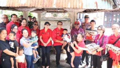 Bupati Tabanan bersama Ny Rai Wahyuni Sanjaya bersama anak-anak Desa Mambang, Selemadeg Timur