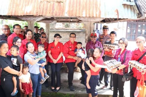 Bupati Tabanan bersama Ny Rai Wahyuni Sanjaya bersama anak-anak Desa Mambang, Selemadeg Timur