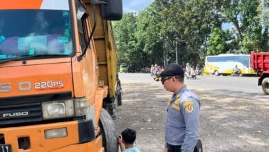 Jadi Biang Kemacetan, Dishub Denpasar Tertibkan Truk Parkir Sembarangan di Kawasan Patung Titi Banda2