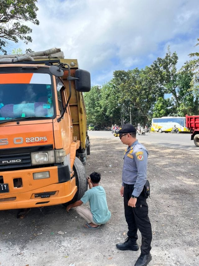 Jadi Biang Kemacetan, Dishub Denpasar Tertibkan Truk Parkir Sembarangan di Kawasan Patung Titi Banda2