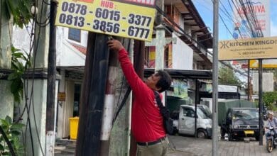 Jaga Keindahan Wajah Kota, Sat Pol PP Denpasar Tertibkan Alat Peraga Promosi di Fasilitas Umum