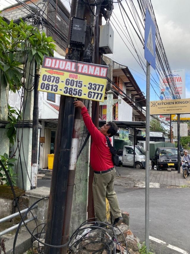 Jaga Keindahan Wajah Kota, Sat Pol PP Denpasar Tertibkan Alat Peraga Promosi di Fasilitas Umum