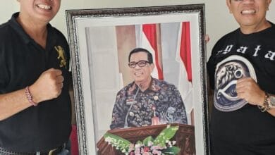 Made Sugiarta menyerahkan lukisan kepada Bupati Tabanan sekalian pamitan jelang purna bakti