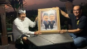 Made Sugiarta menyerahkan lukisna kepada Wakil Bupati yang pernah menjabat sebagai ketua DPRD Tabanan