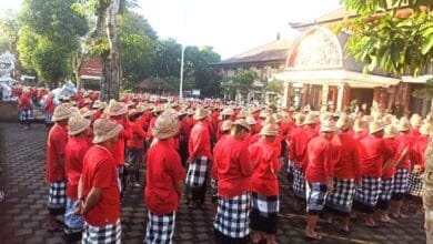 PPPK yang dilantik menggunakan topi klangsah