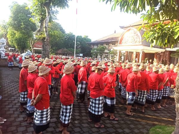 PPPK yang dilantik menggunakan topi klangsah
