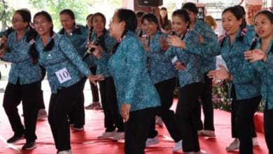Penampilan salah satu peserta lomba karaoke antar PKK