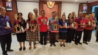 Penyerahan hadiah bagi pemenang Lomba Video Sekolah Inovatif Dalam Pengelolaan sampah tingkat SD dan SMP