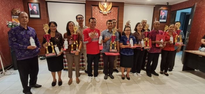 Penyerahan hadiah bagi pemenang Lomba Video Sekolah Inovatif Dalam Pengelolaan sampah tingkat SD dan SMP