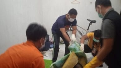 Petugas BPBD Tabanan dan Polisi mengevakuasi mayat misterius dari sebuah perumahan di Kerambitan
