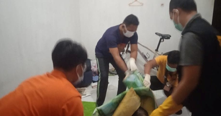 Petugas BPBD Tabanan dan Polisi mengevakuasi mayat misterius dari sebuah perumahan di Kerambitan