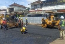 Proses pengaspalan jalan jebol di depan pasar Bajera