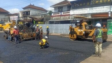 Proses pengaspalan jalan jebol di depan pasar Bajera