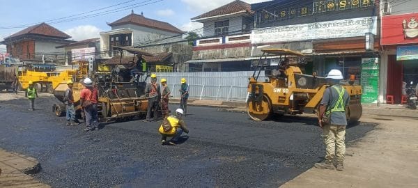 Proses pengaspalan jalan jebol di depan pasar Bajera