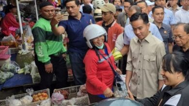 Wapres Gibran saat mengunjungi Pasar Dauhpala dan sempat berdialog dengan pedagang