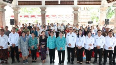 Warga Kecamatan Dentim Terima Paket Bantuan Aksi Sosial Menyapa dan Berbagi TP PKK Provinsi Bali