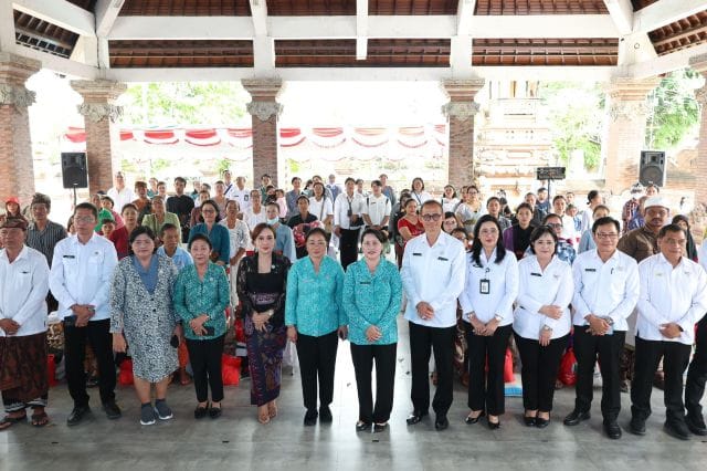 Warga Kecamatan Dentim Terima Paket Bantuan Aksi Sosial Menyapa dan Berbagi TP PKK Provinsi Bali