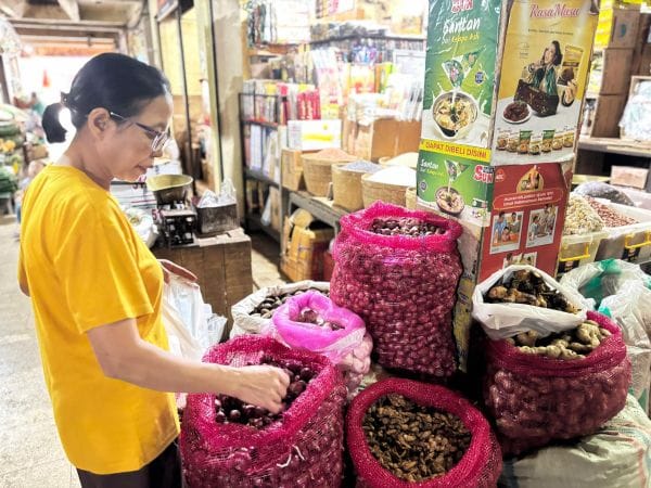 Stok dan harga kebutuhan bahan pokok masih stabil