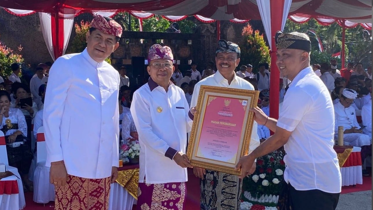 Tabanan menerima Anugerah Bali Swacitta Nugraha dari Gubernur Bali kategori juaran I inovasi bidang pertanian tahun 2025