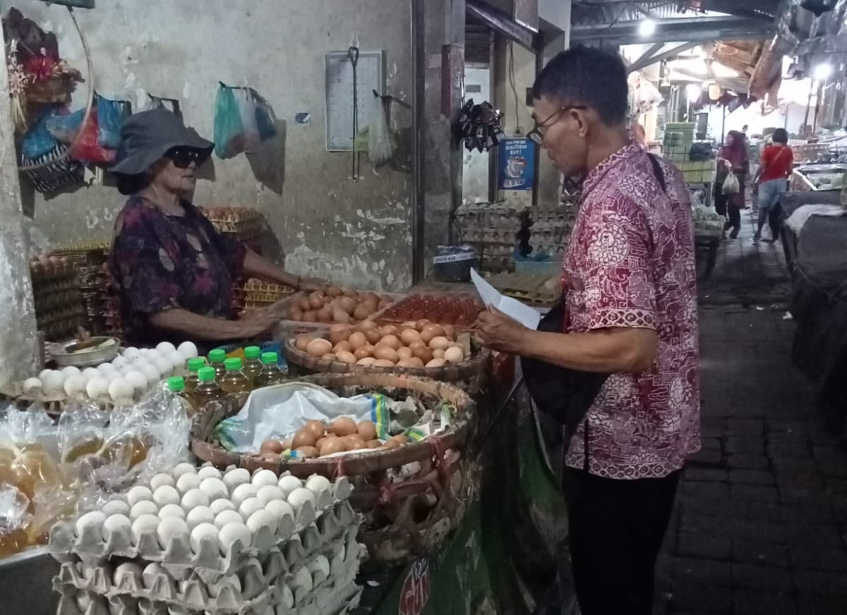 Petugas dari Dinas Ketahana pangan memantau harga-harga komoditas di pasar