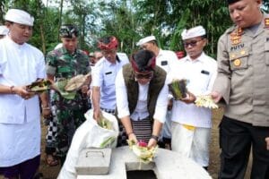 Bupati Sanjaya dan undangan memanfaatkan teba modern di areal Pura Luhur Batukau