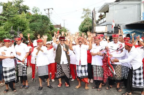 Bupati Sanjaya meresmikan jalan di Tista, Kerambitan setelah selesai perbaikan