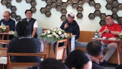 Bupati Tabanan Komang Gede Sanjaya bersama Manajer Operasional DTW Tanha Lot ( kanan) saat membeber rencana Tanah Lot Art & food festival IV 2025