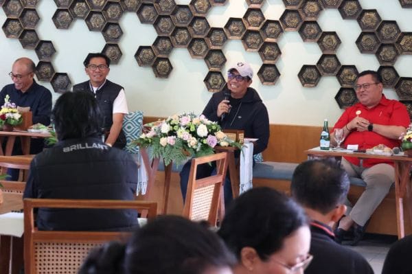 Bupati Tabanan Komang Gede Sanjaya bersama Manajer Operasional DTW Tanha Lot ( kanan) saat membeber rencana Tanah Lot Art & food festival IV 2025