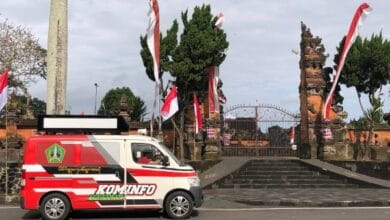 Diskominfo Tabanan dengan mobil keliling sosialisasikan pemasangan Bendera Merah Putih