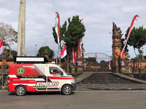 Diskominfo Tabanan dengan mobil keliling sosialisasikan pemasangan Bendera Merah Putih