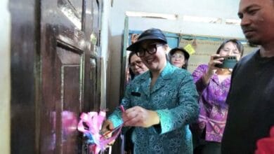 Ketua K3S Tabanan menyerahkan bantuan bedah kamar untuk ODGJ di Sudimara