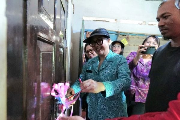 Ketua K3S Tabanan menyerahkan bantuan bedah kamar untuk ODGJ di Sudimara