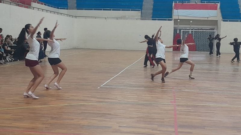 Para atlet dancesport tampak tampil serius meski hanya latihan bersama